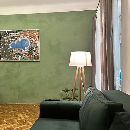 Art Apartment On Kylisha Str Lviv Buitenkant foto